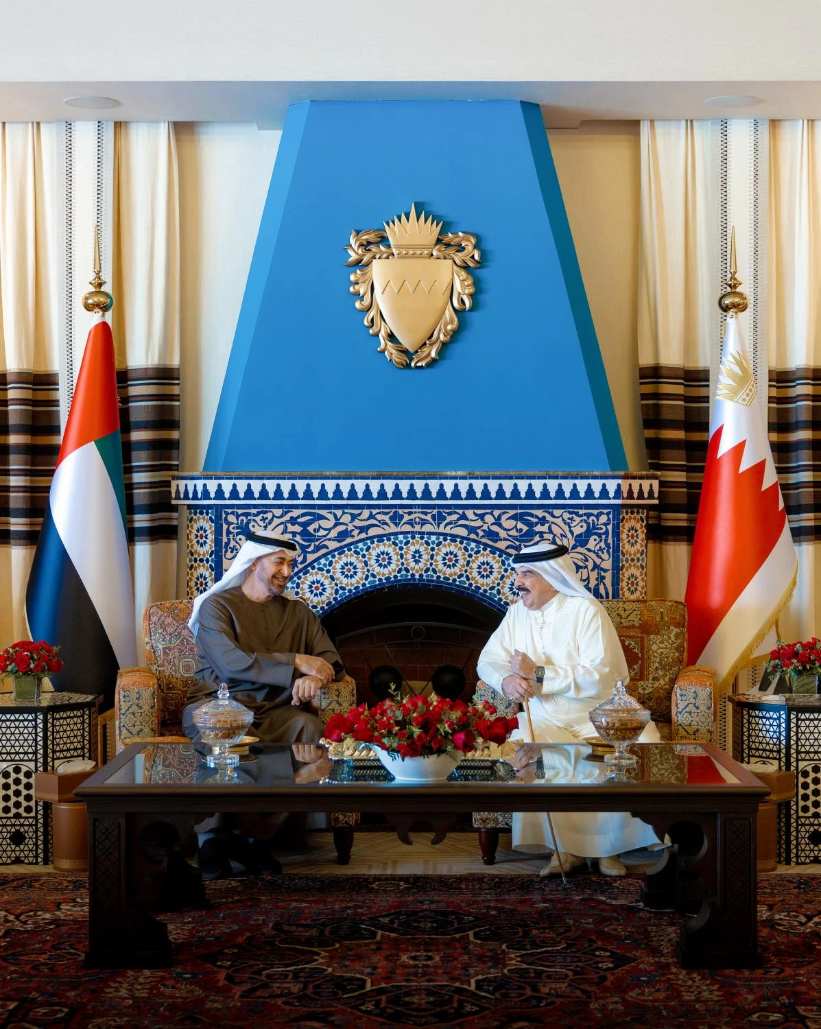 البحرين – جلالة الملك يلتقي صاحب السمو الشيخ محمد بن زايد: تثمين للدعم النوعي من الإمارات