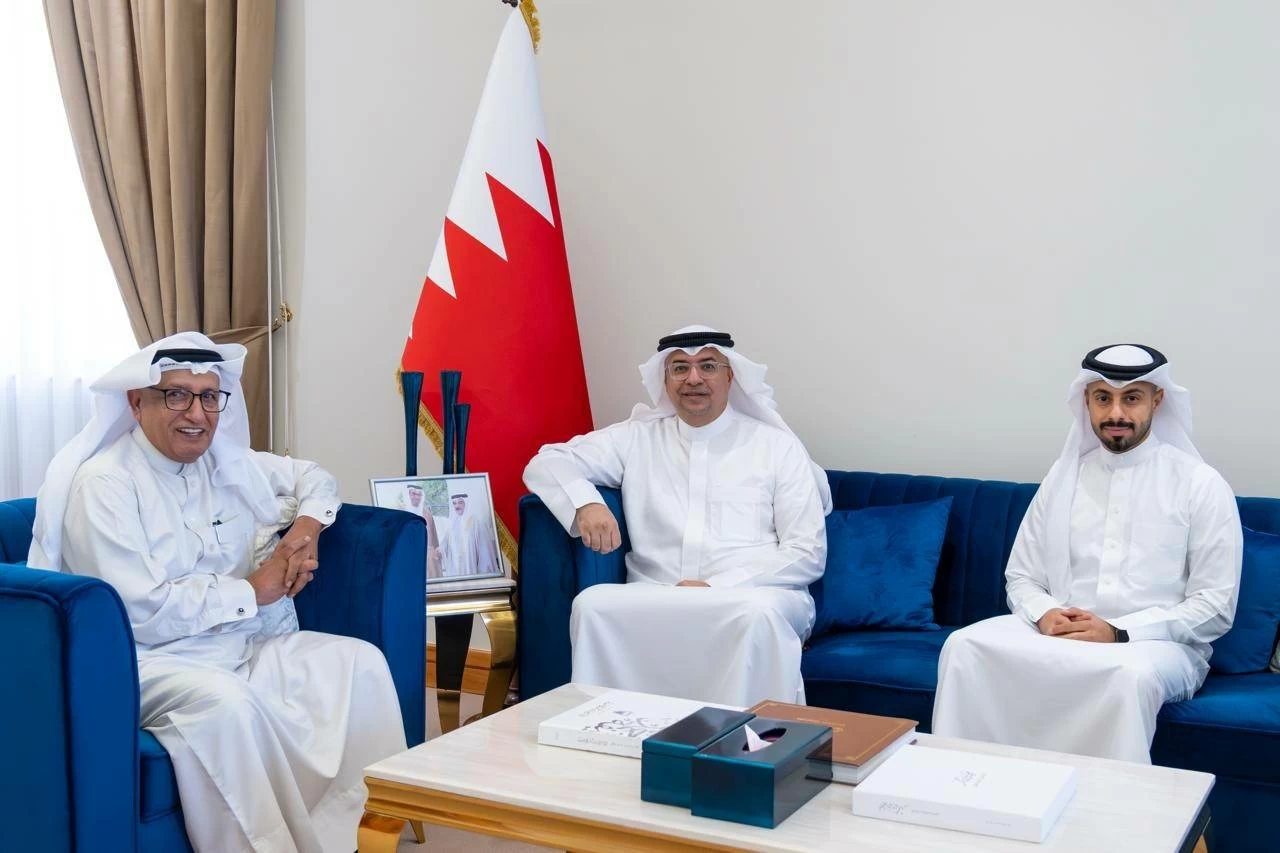 البحرين – مستشار شؤون الإعلام بديوان ولي العهد: الصحافة الوطنية درع الوعي وصوت الحق