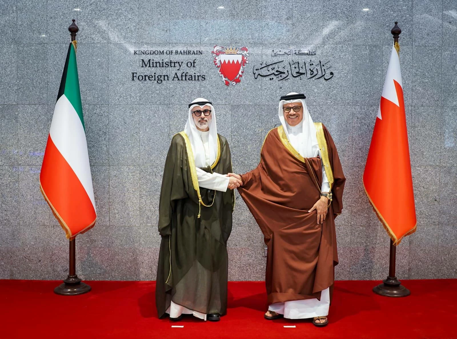 البحرين – وزير الخارجية يعقد اجتماعا مع نظيره الكويتي في مقر الوزارة