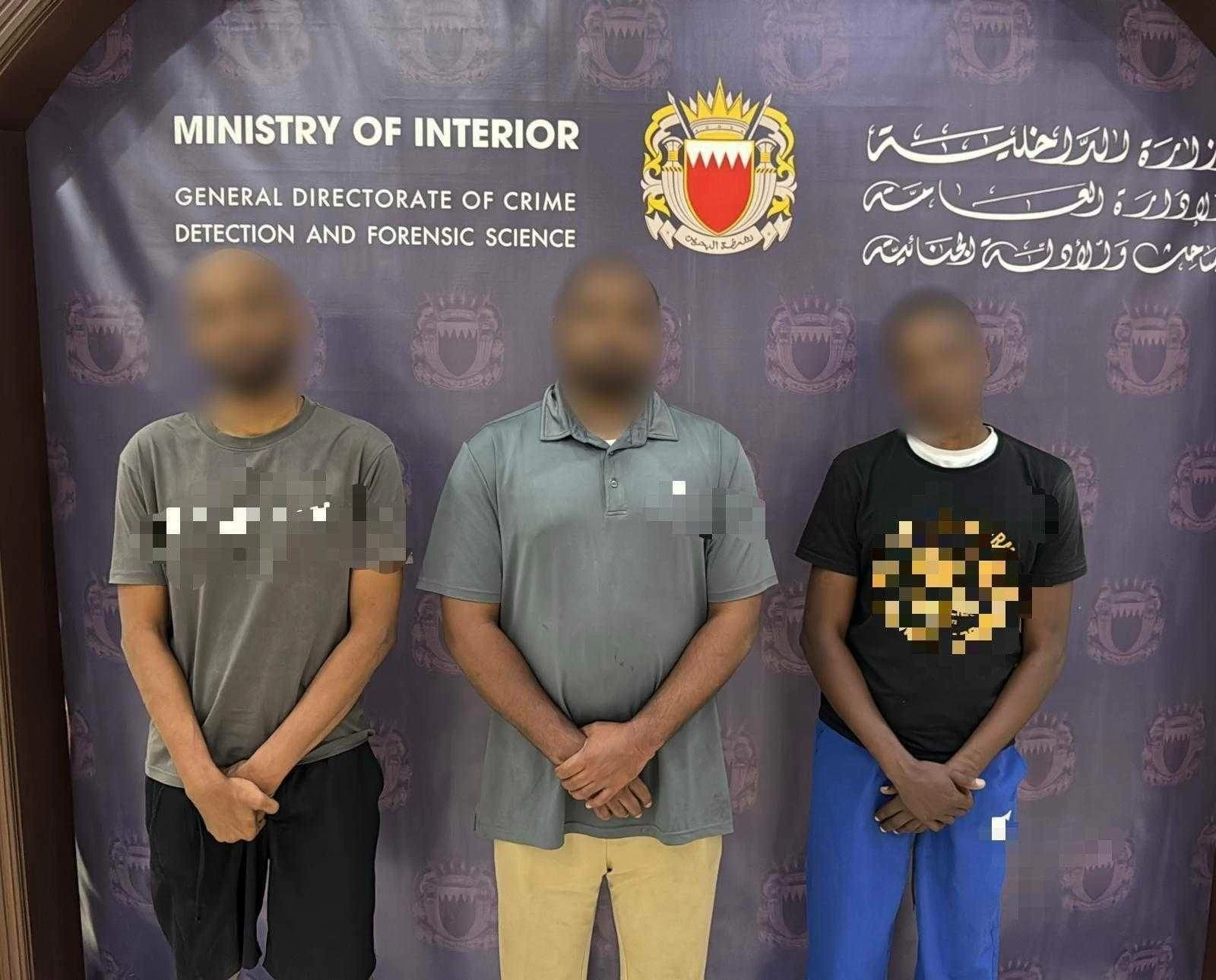 البحرين – القبض على 3 أشخاص لقيامهم بسرقة 4700 دينار من مواطن في القضيبية