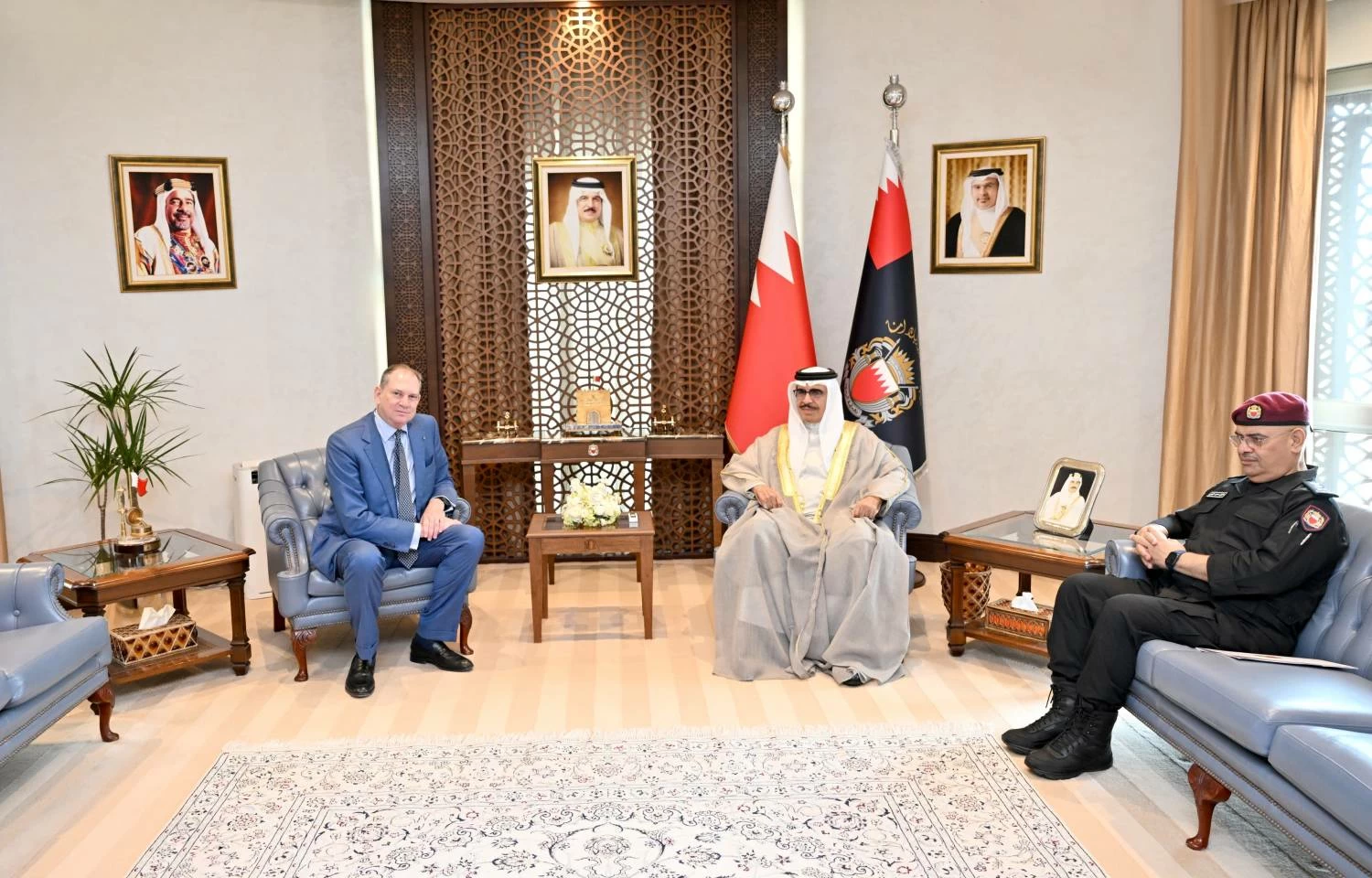 البحرين – وزير الداخلية يبحث مع السفير الإيطالي تعزيز التعاون وتبادل الخبرات بين البلدين