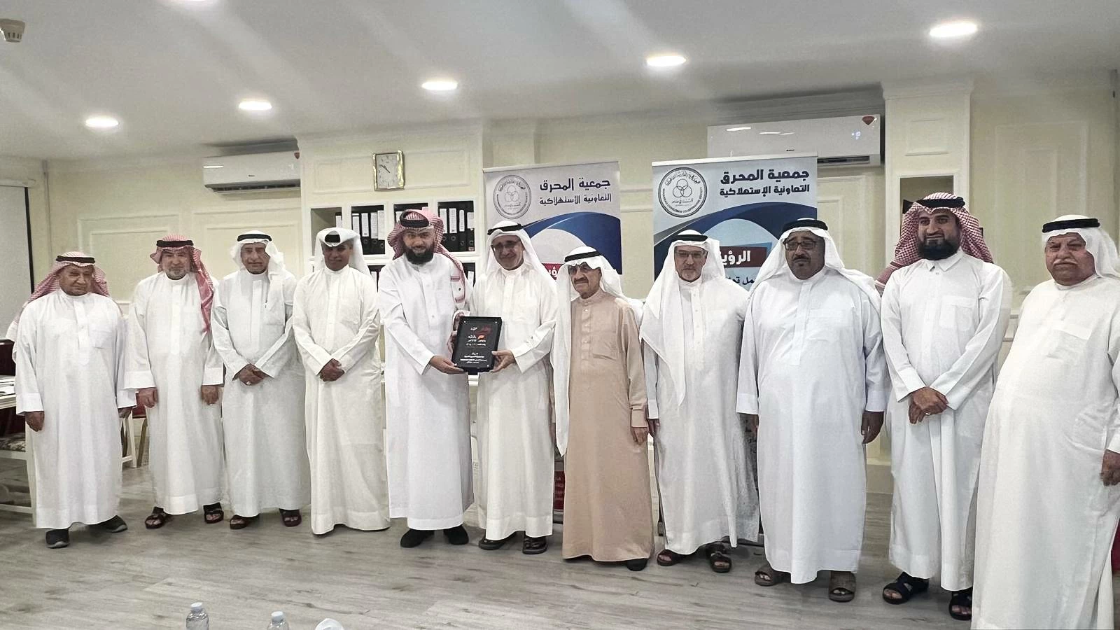 البحرين – وفد من جمعية المحرق يزور جمعية المحرق التعاونية الاستهلاكية