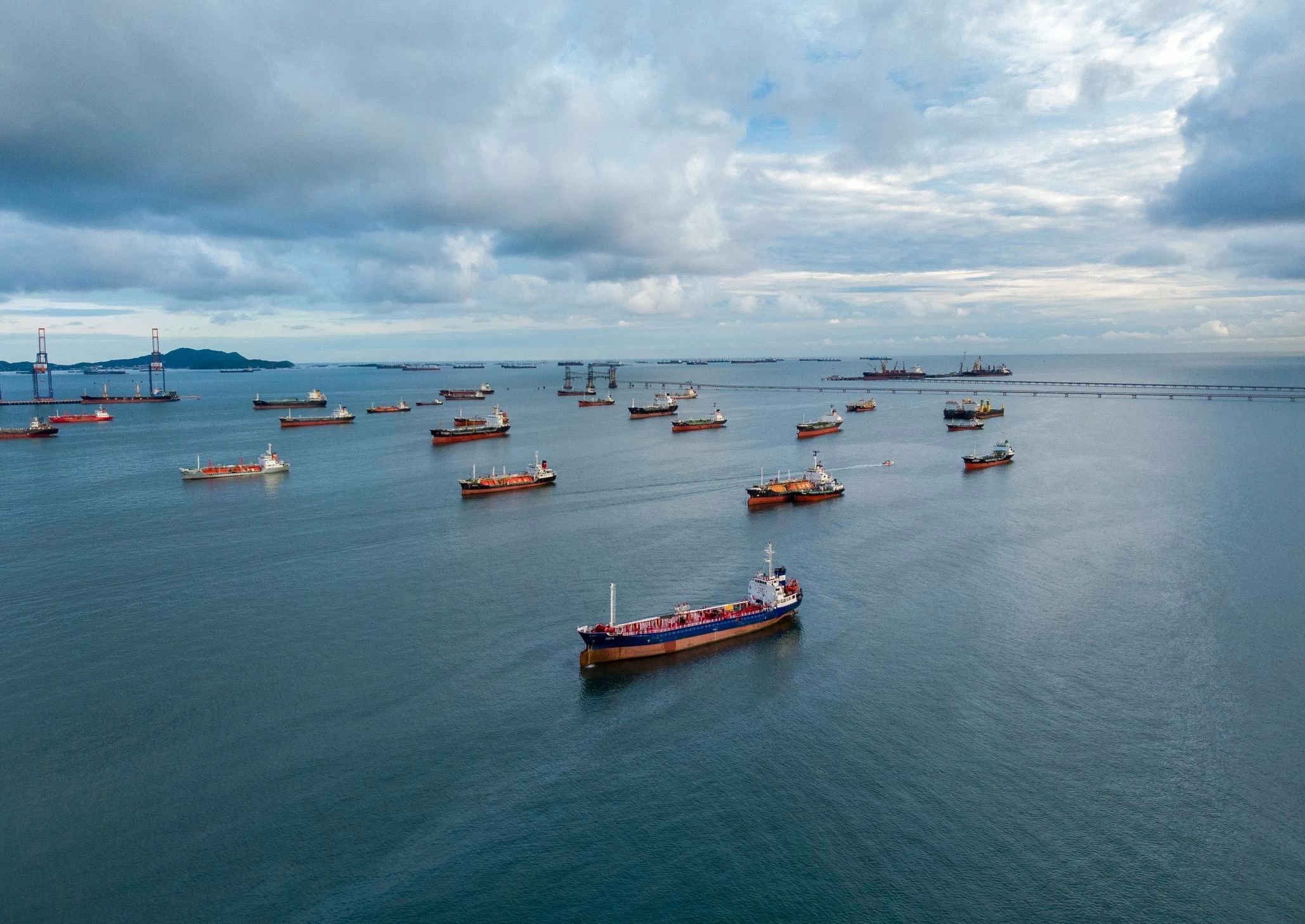 منظمة دولية: نحو 2000 سفينة محاصرة في مضيق هرمز وسط أزمة متصاعدة 