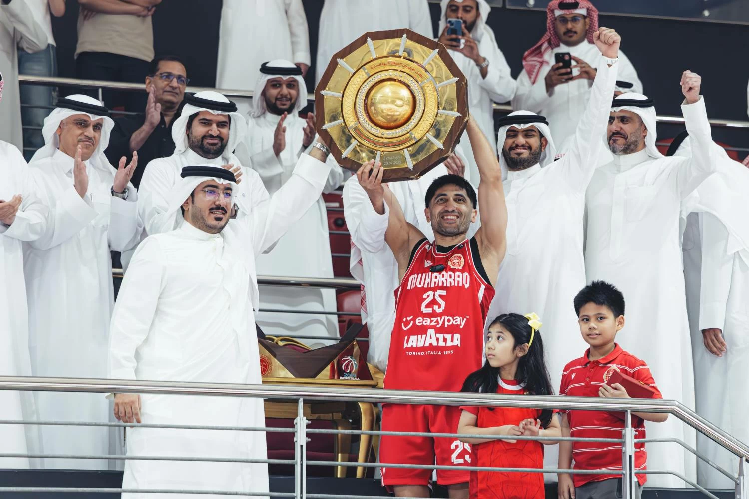 عيسى بن علي يتوج المحرق بطلاً لدوري زين البحرين لكرة السلة 