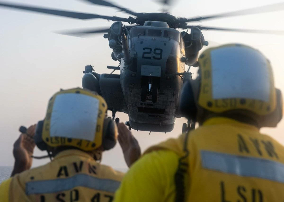 انتشار قوات بحرية على متن سفينة «رشمور» خلال عمليات فرض الحصار في بحر العرب 