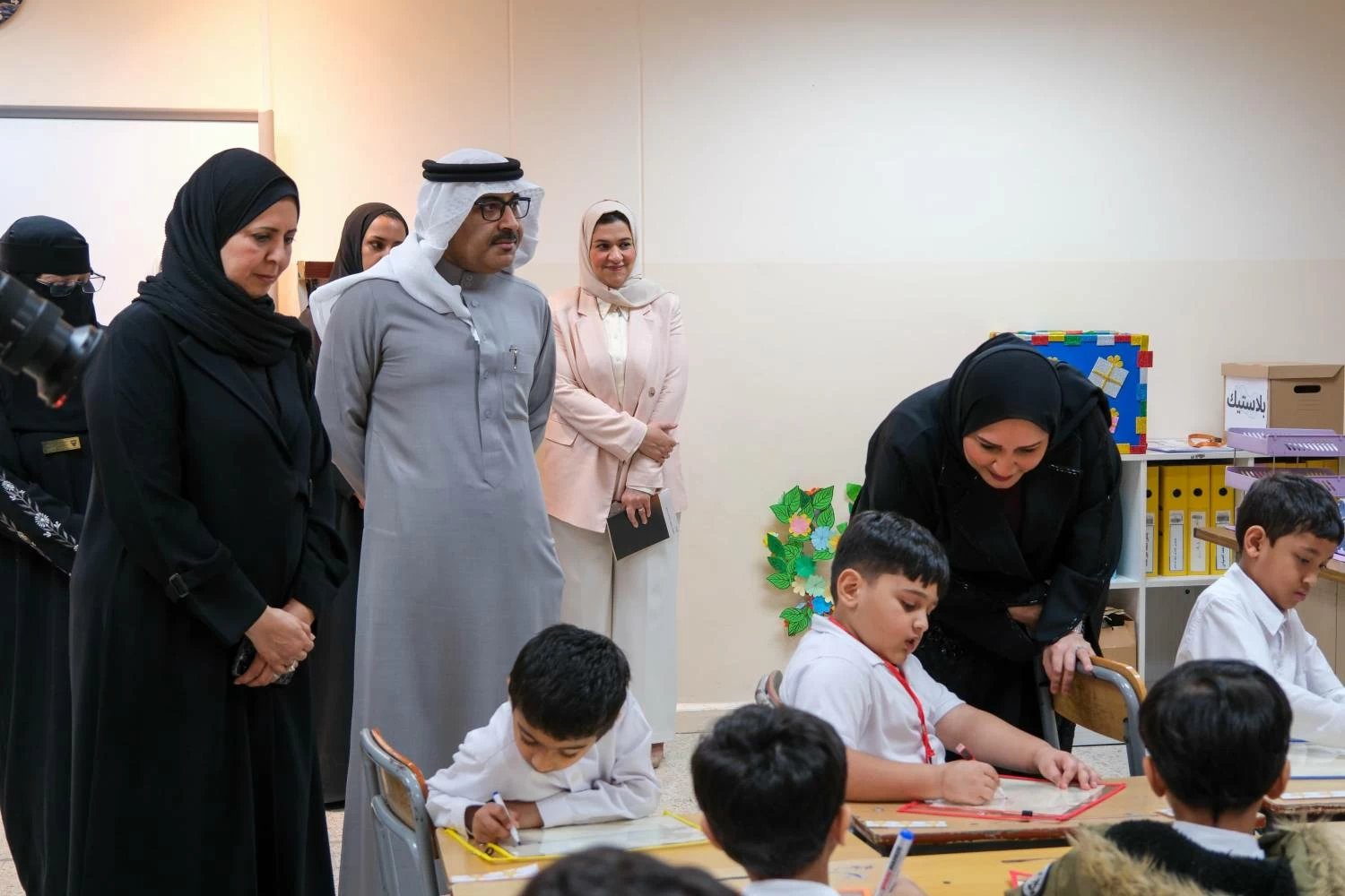 البحرين – وزير التربية والتعليم يتفقد سير العملية التعليمية في عدد من المدارس الحكومية