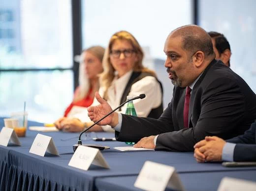 وزير المالية: البحرين بقيادة الملك تسعى للسلام وإلى بناء مستقبل آمن للمنطقة والعالم 