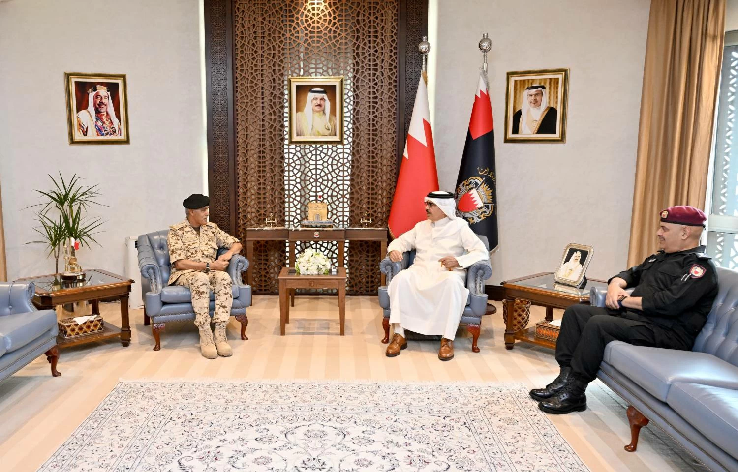 وزير الداخلية يشيد بجاهزية قوة الدفاع في مواجهة تداعيات العدوان الإيراني السافر 