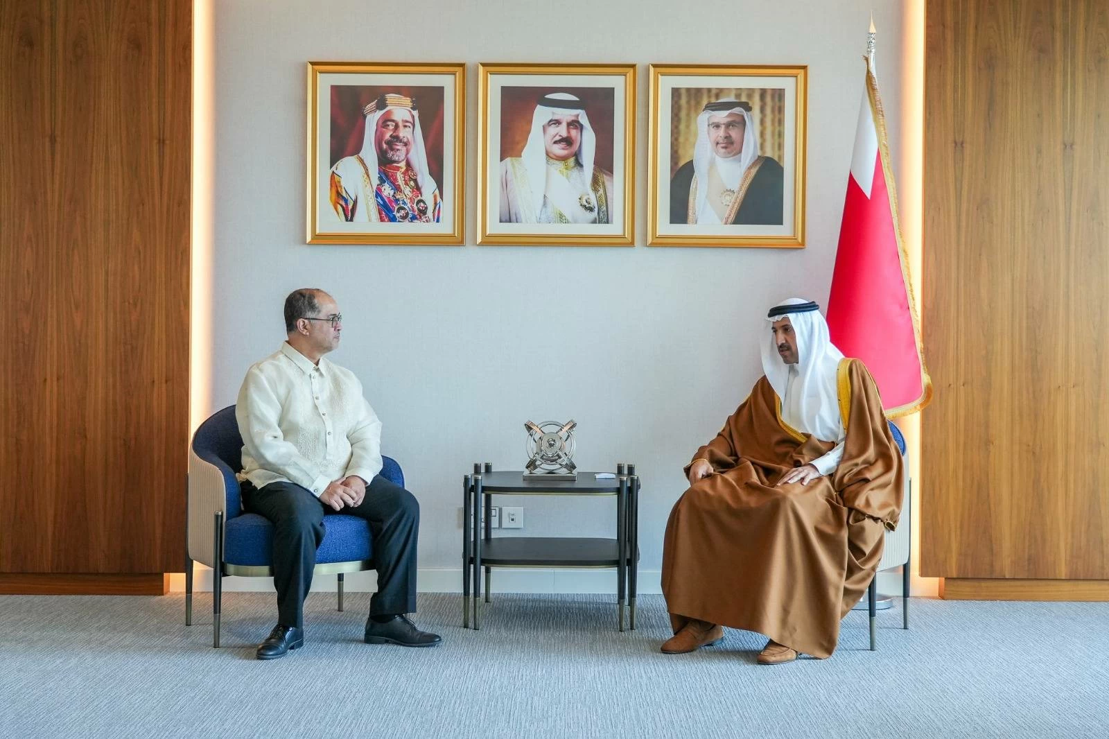 وزير المواصلات والاتصالات يستقبل سفير جمهورية الفلبين لدى مملكة البحرين 