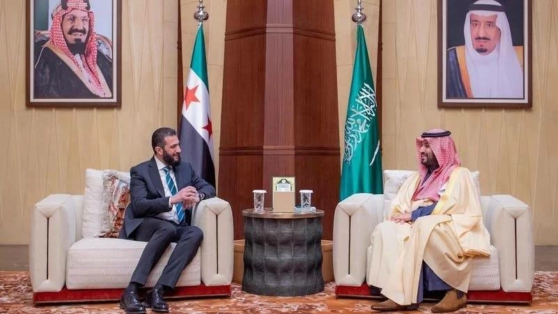 الرئيس السوري أحمد الشرع يصل إلى جدة ويلتقي بولي العهد السعودي 