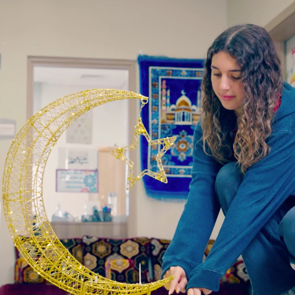 رمضان في المدرسة الأمريكية بالبحرين.. الدمج بين تعلّم اللغة العربية والثقافة وقيم الإيمان والعطاء 