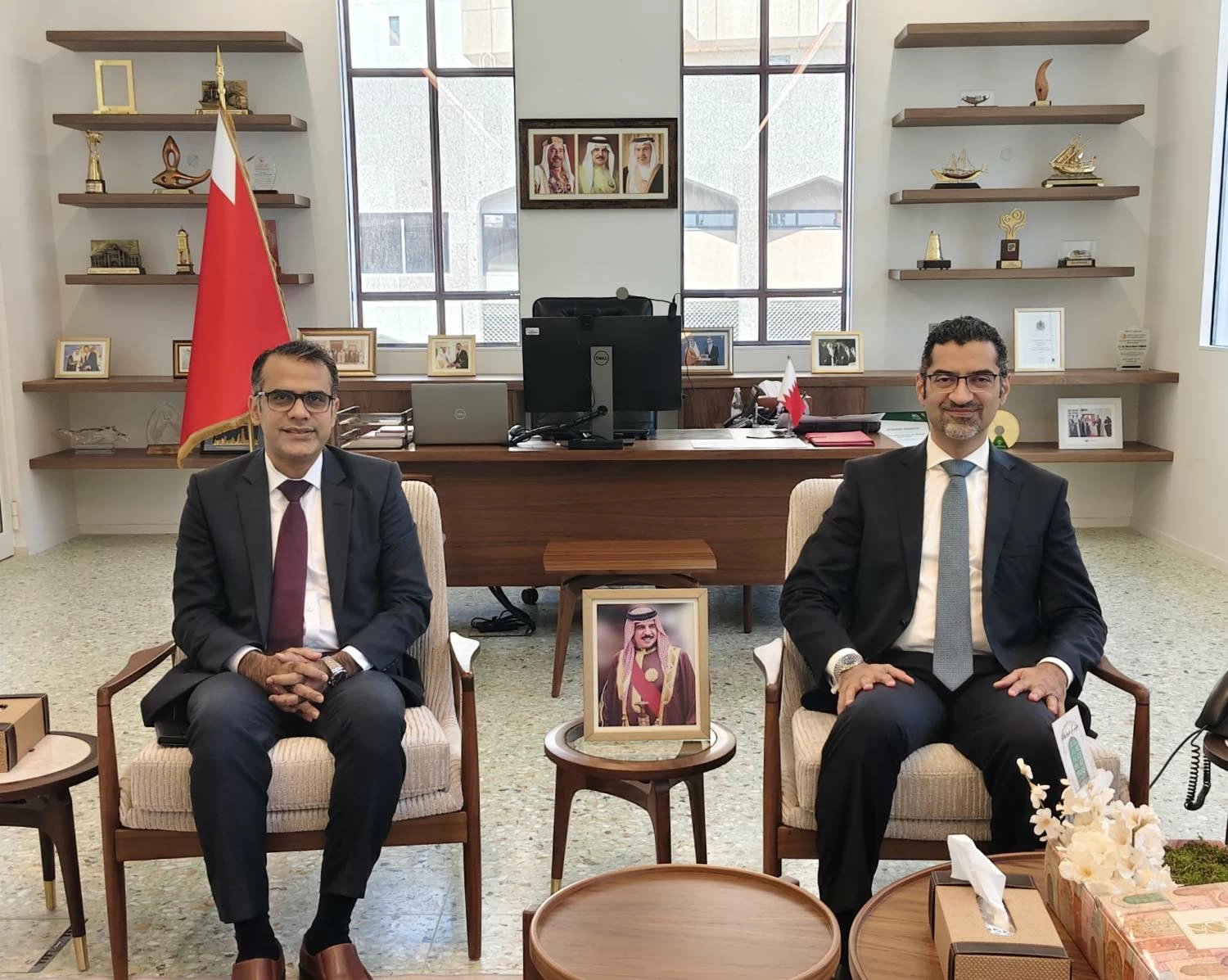 وزير شؤون البلديات والزراعة يلتقي سفير جمهورية باكستان الإسلامية لدى مملكة البحرين 