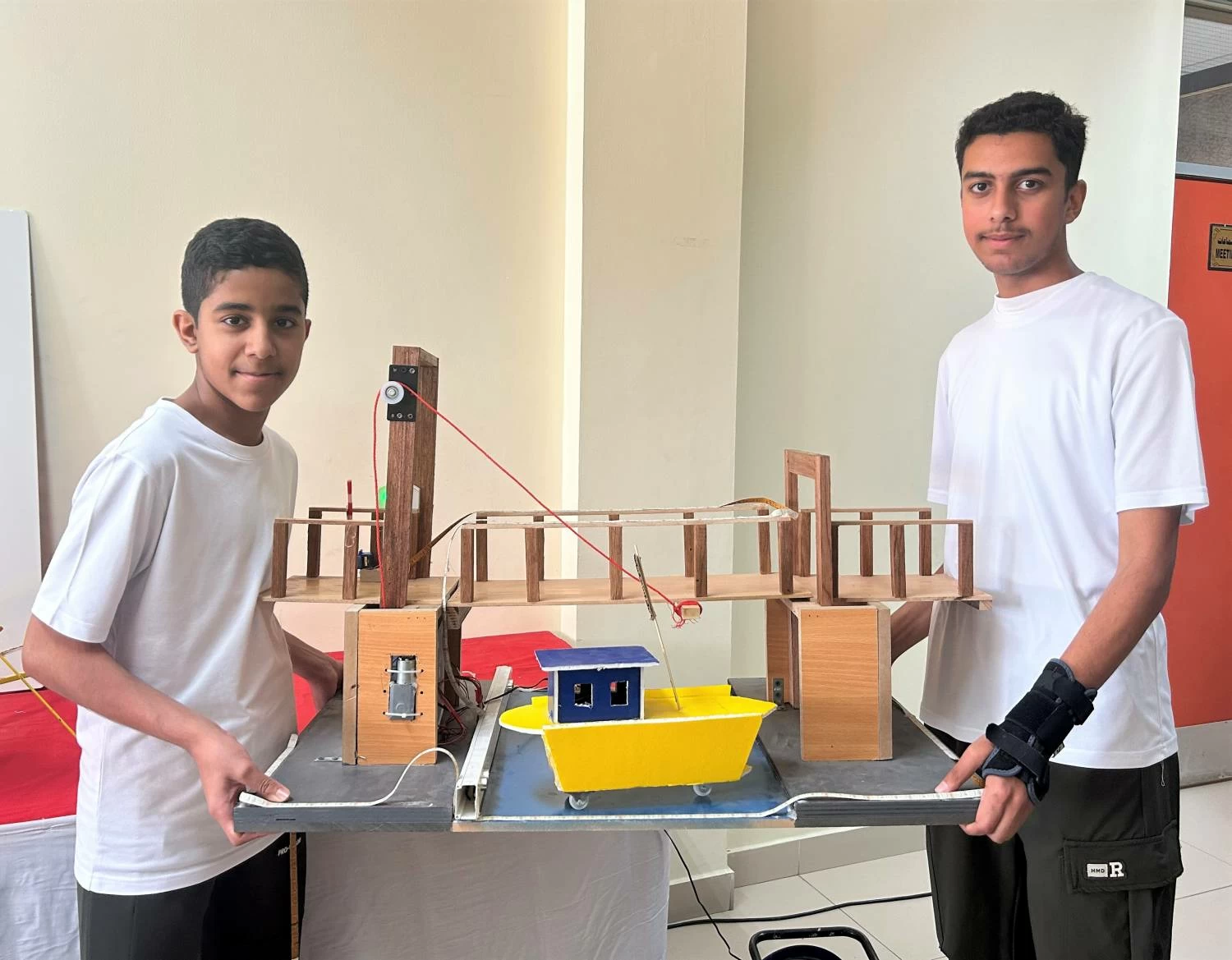 طلاب مدرسة الجابرية يصممون مشروع جسرٍ ذكي ونظاماً لترشيد استهلاك المياه 