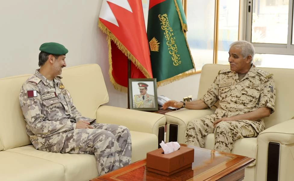 رئيس هيئة الأركان يستقبل اللواء الركن طيار عيسى بن راشد المهندي 