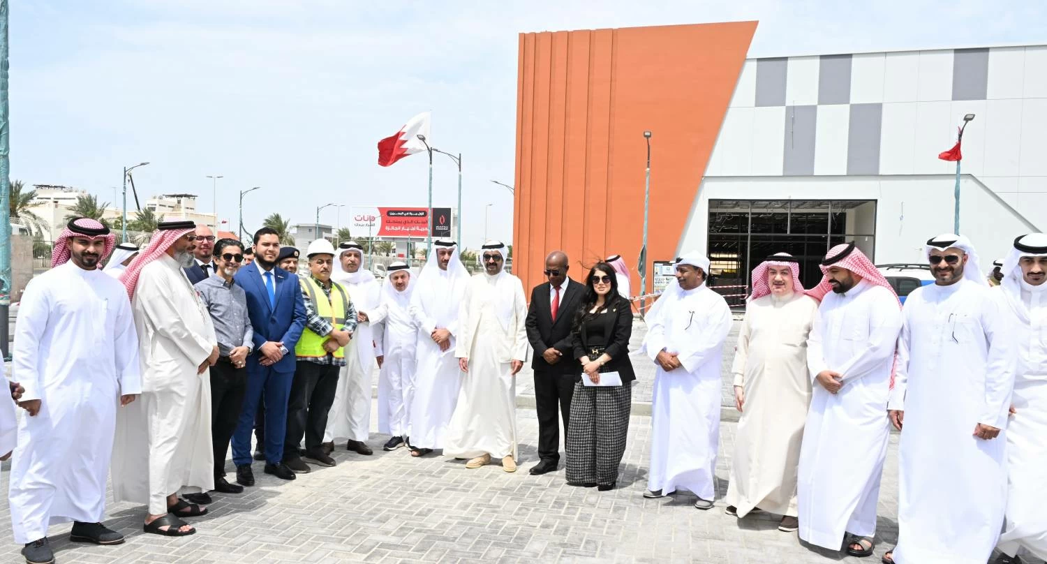 محافظ الجنوبية يقوم بزيارة تفقدية لمدينة عيسى لمتابعة احتياجات الأهالي 