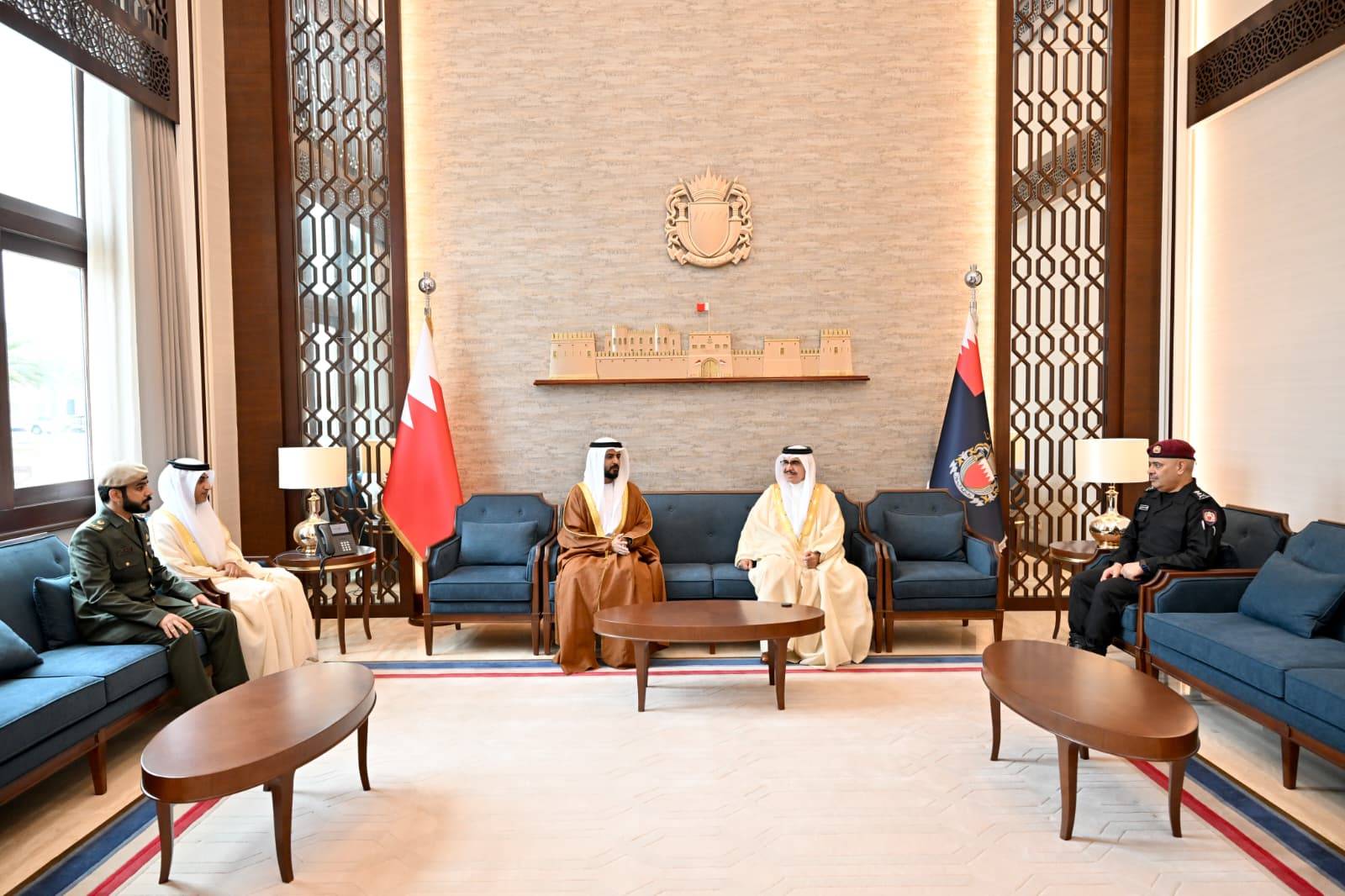 وزير الداخلية يستقبل سفير الإمارات ويثمن العلاقات الأخوية الوثيقة ويشيد بكفاءة الأجهزة الأمنية ويقظتها في تفكيك التنظيم الإرهابي 