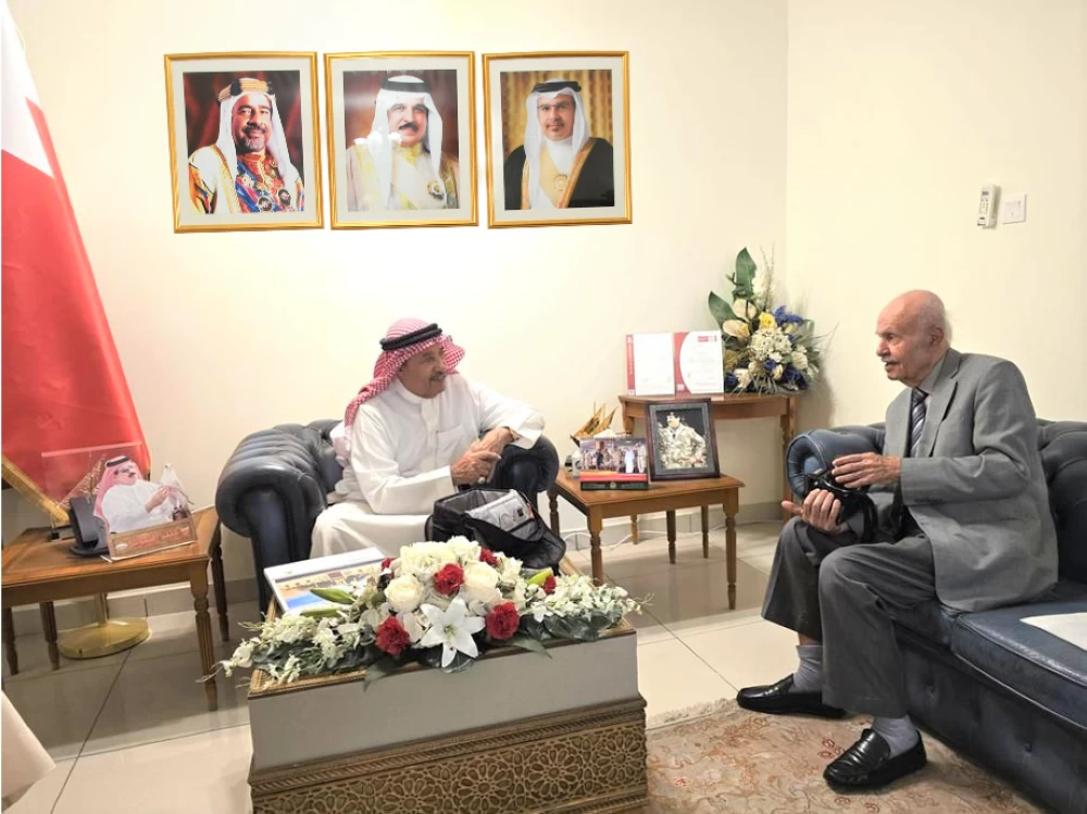 محافظ المحرق يستقبل الباحث والمصور الفوتوغرافي عبدالله الخان 