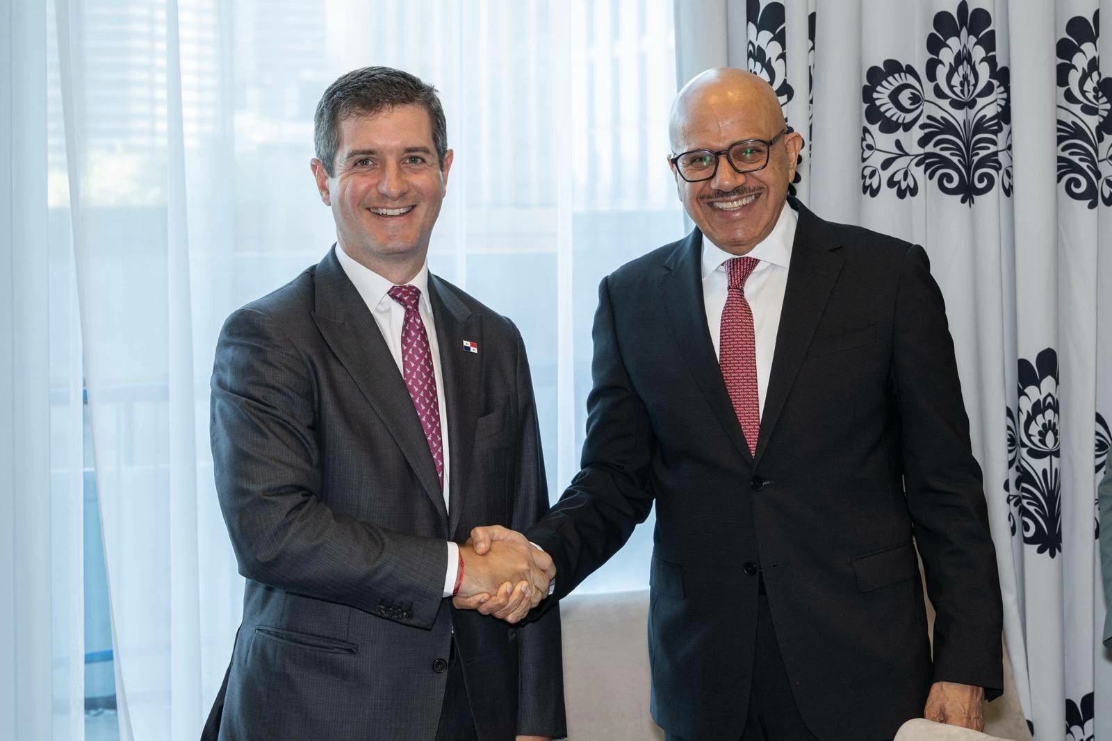 البحرين – وزير الخارجية يجتمع مع نائب وزير خارجية جمهورية بنما