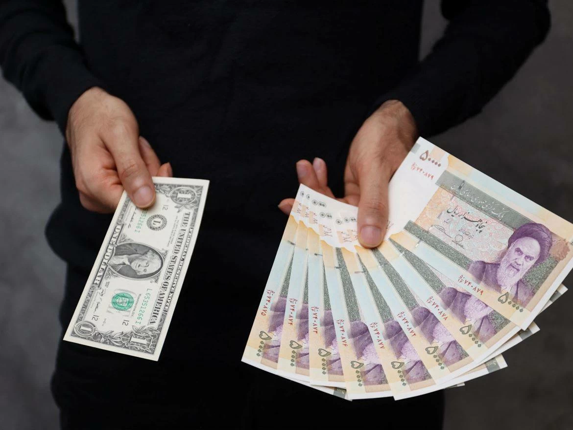 العملة الإيرانية تواصل الهبوط نحو مستويات قياسية جديدة مقابل الدولار الأمريكي