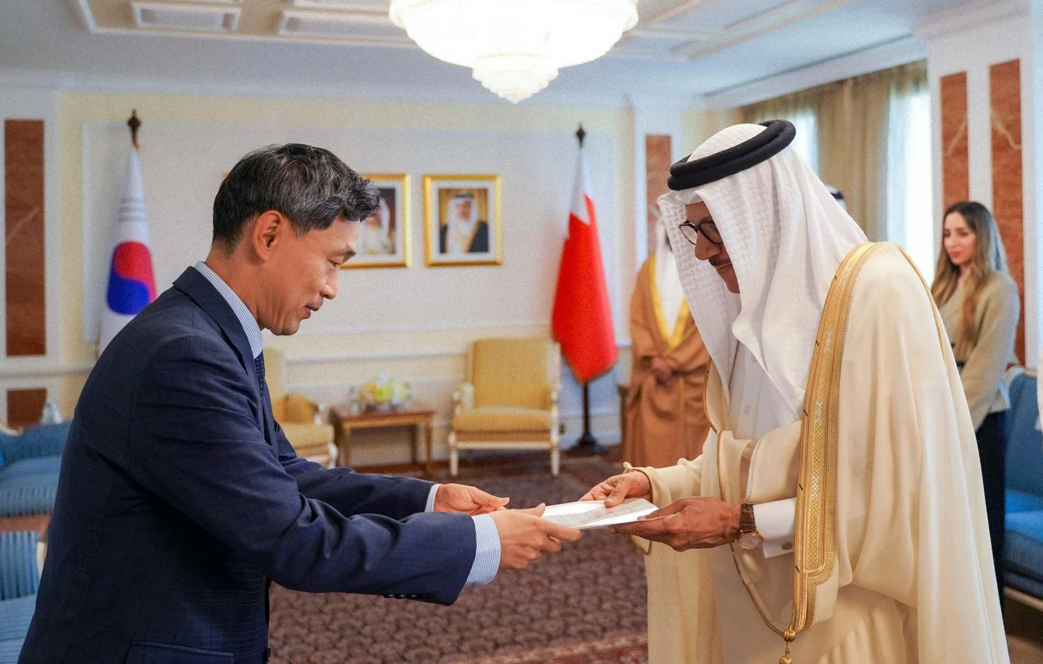 البحرين – وزير الخارجية يتسلم نسخة من أوراق اعتماد سفير كوريا الجنوبية المعين لدى البحرين