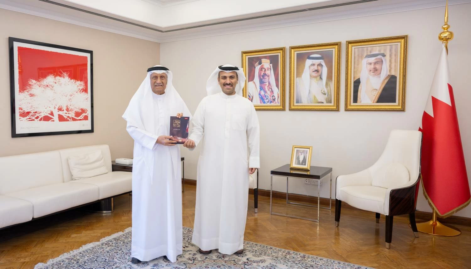 البحرين – وزير الإعلام يستقبل الكاتب أحمد عبد اللطيف البحر