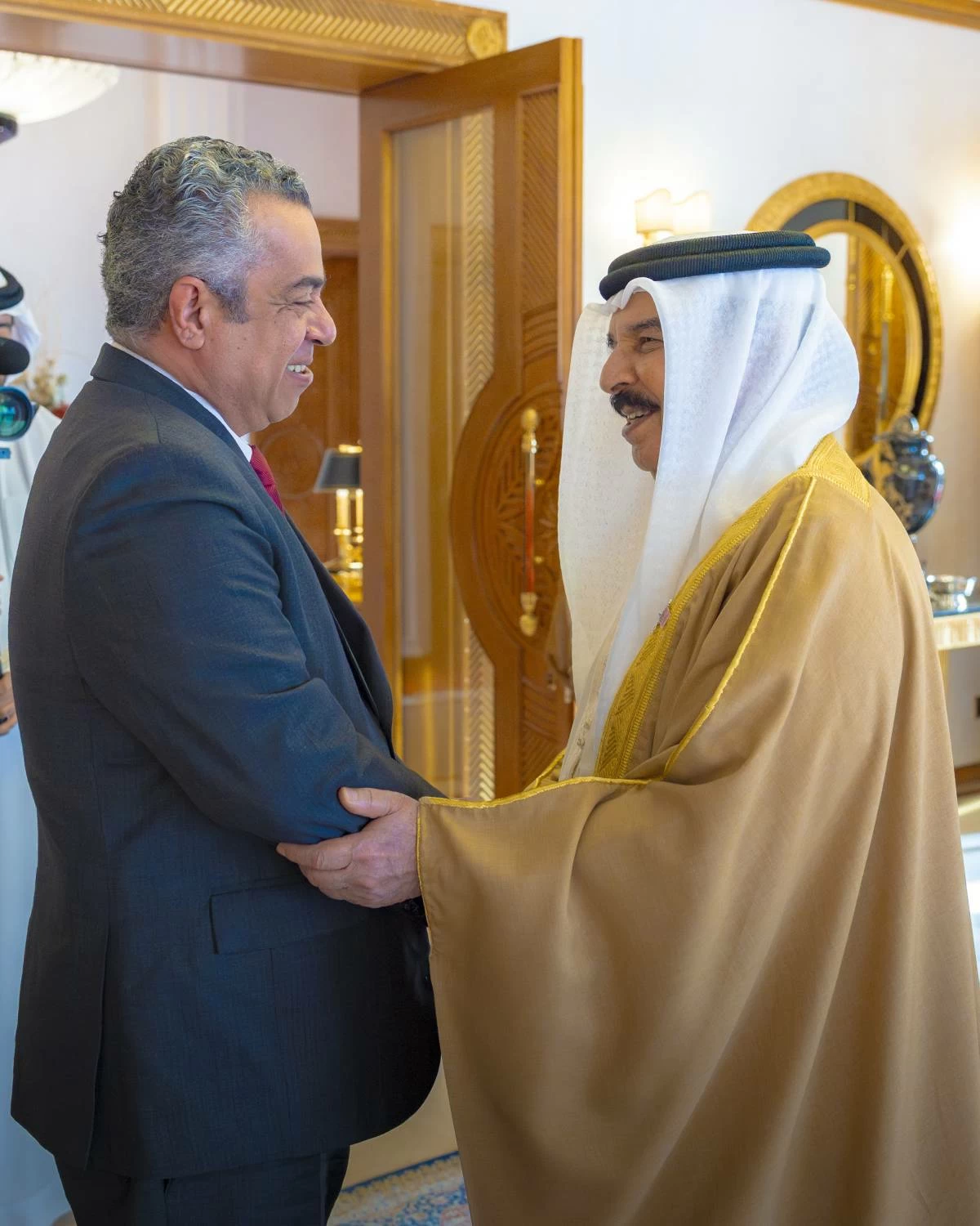 جلالة الملك المعظم يستقبل الكاتب الصحفي جعفر سلمان 