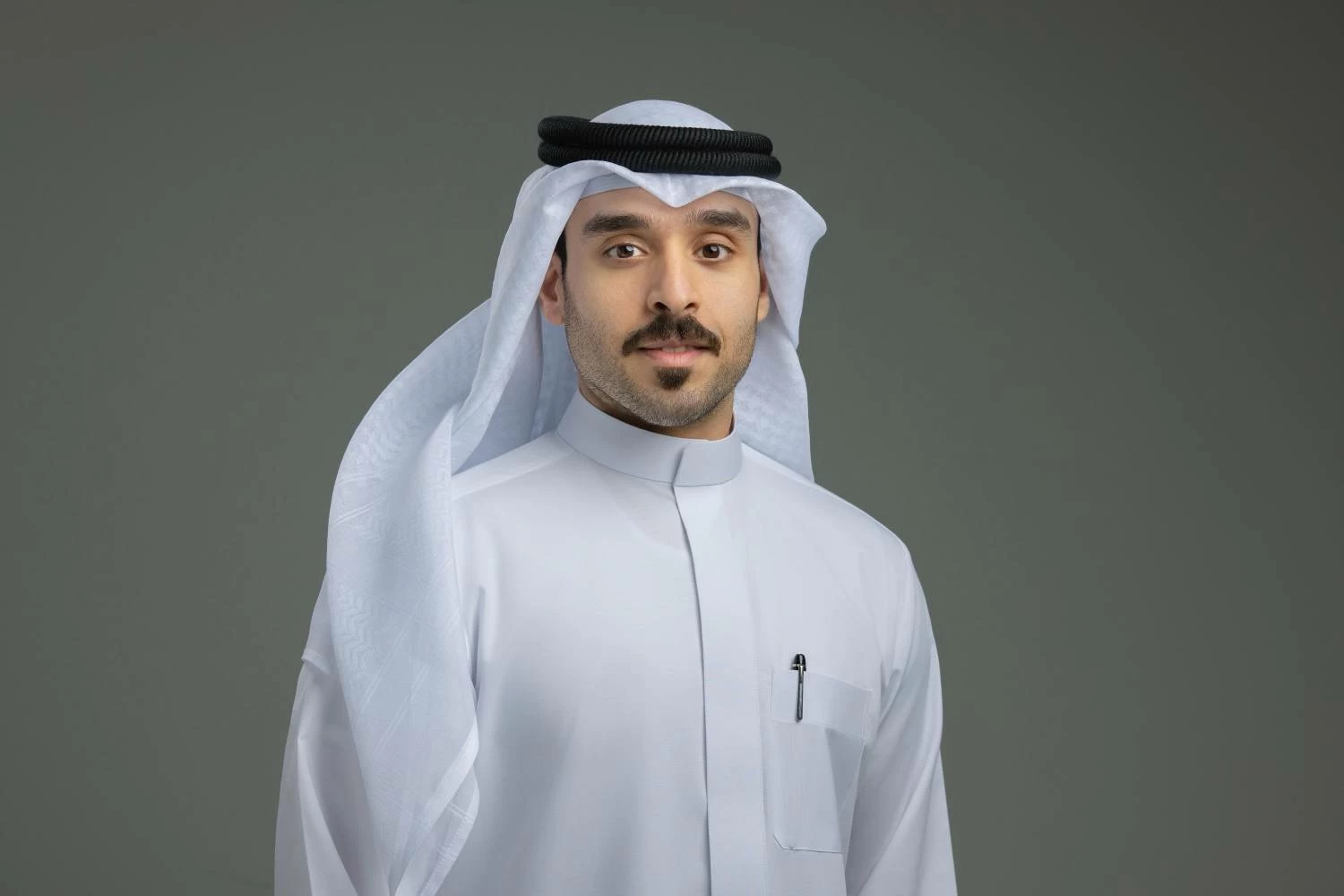 حائكُ العمائمِ احترقتْ عباءتُه 