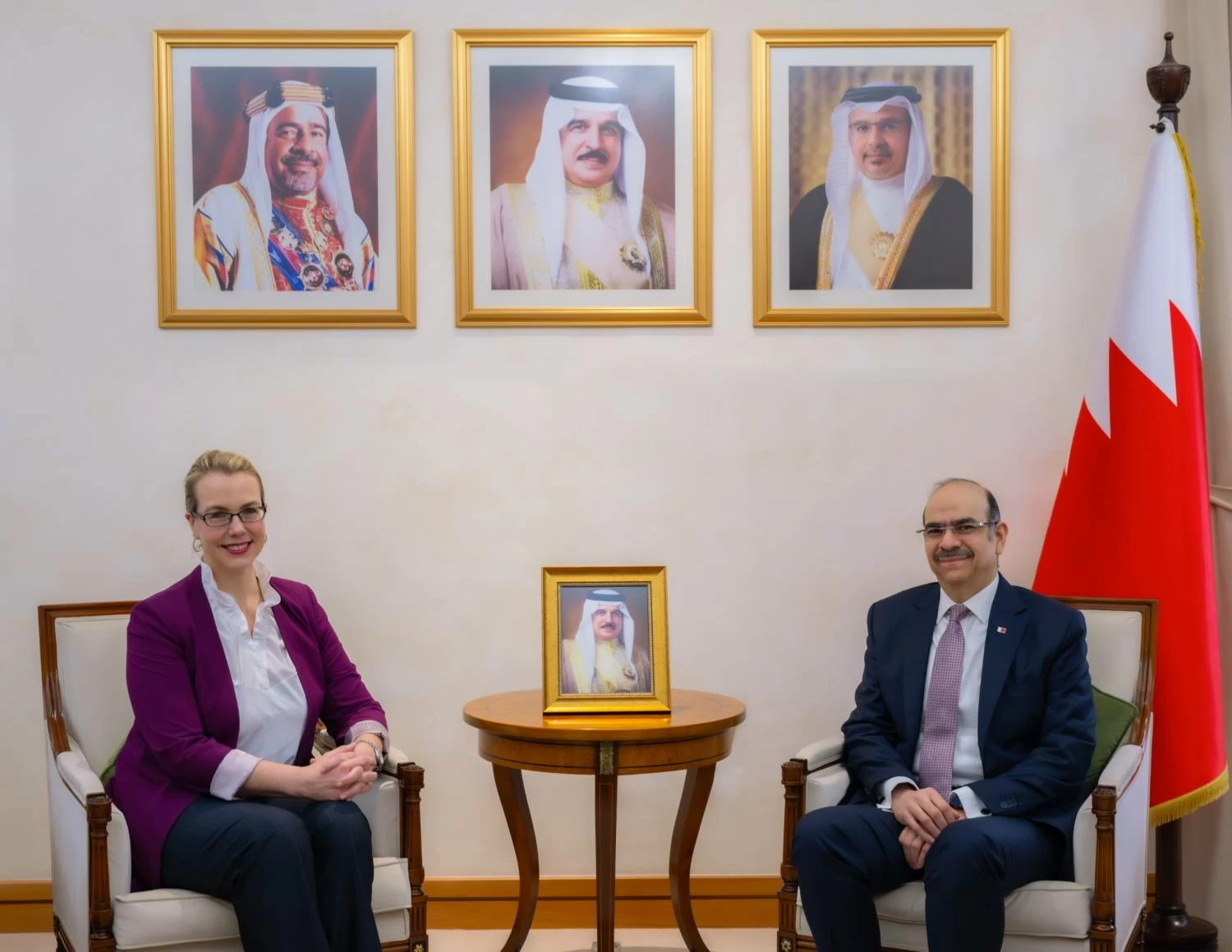 وزير العمل يستقبل سفيرة الولايات المتحدة لدى البحرين 