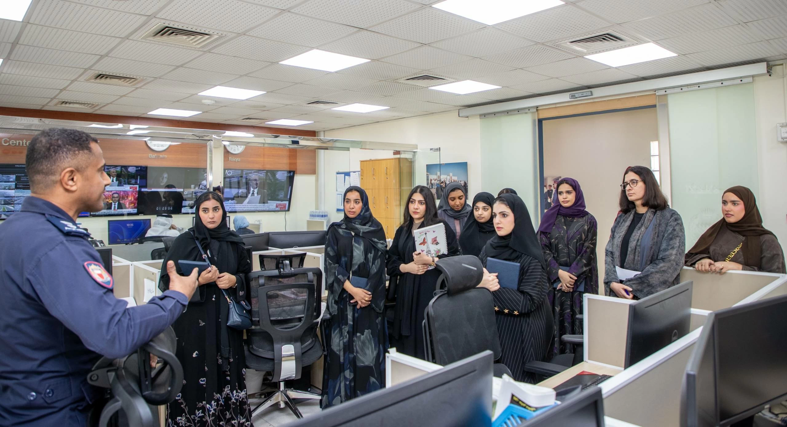 البحرين – الإدارة العامة للمعلومات والثقافة الأمنية تستقبل أعضاء ومتطوعين المكتب التنفيذي للخطة الوطنية “بحريننا”