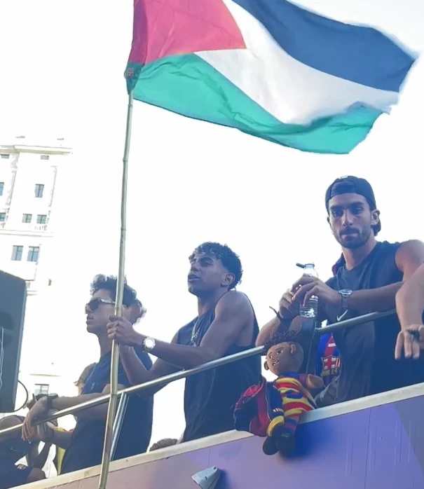 بعد الجدل.. مدرب برشلونة يعلق على رفع يامال علم فلسطين 