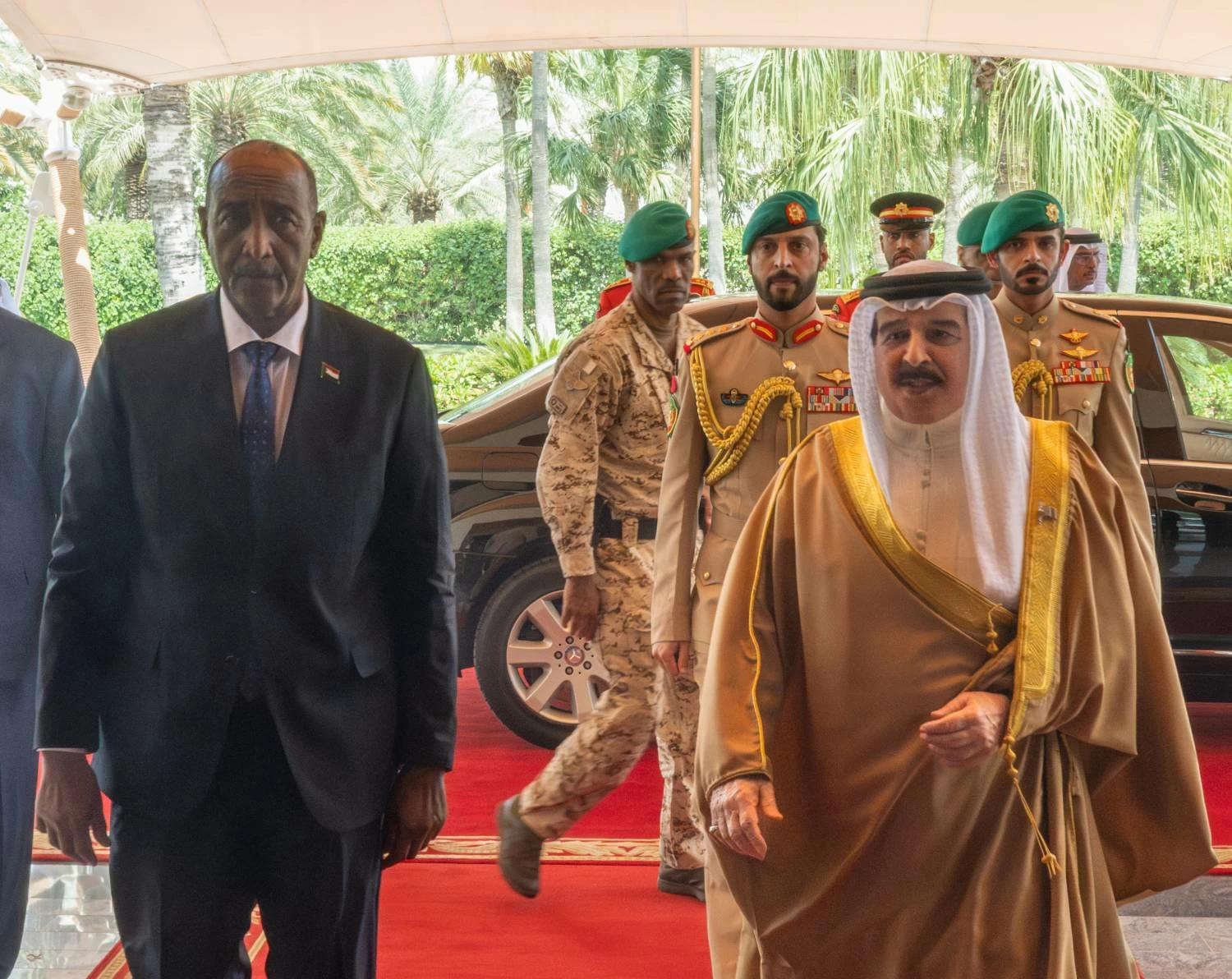 البحرين – الملك يستقبل رئيس مجلس السيادة الانتقالي في السودان
