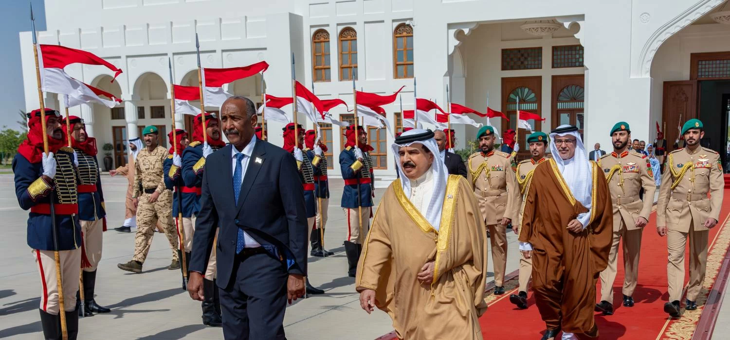 البحرين – وودع الملك رئيس مجلس السيادة الانتقالي السوداني لدى مغادرته البلاد