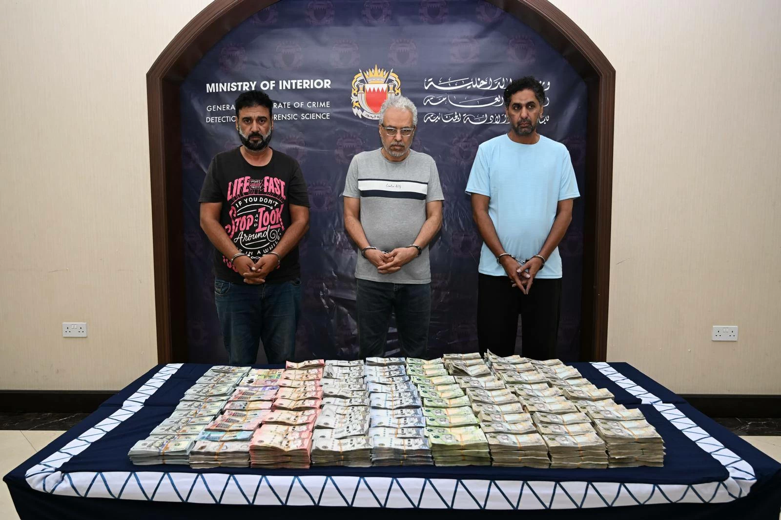 البحرين – وزارة الداخلية: القبض على ثلاثة أشخاص لقيامهم بسرقة مبلغ 600 ألف دينار من إحدى شركات الصرافة البحرين – وزارة الداخلية: القبض على ثلاثة أشخاص لقيامهم بسرقة مبلغ 600 ألف دينار من إحدى شركات الصرافة