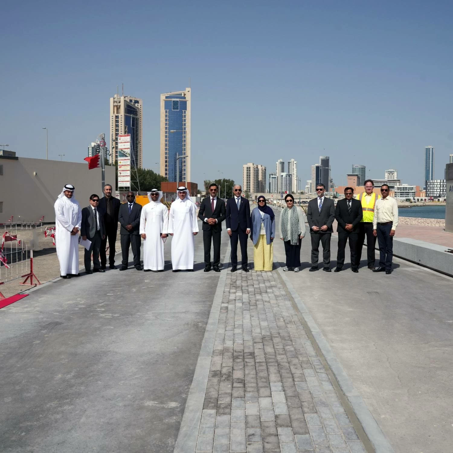 البحرين – وزير الشؤون البلدية والزراعة ووزير الأشغال يتفقدان المرحلة الأولى من مشروع تطوير الواجهة البحرية على كورنيش الملك فيصل