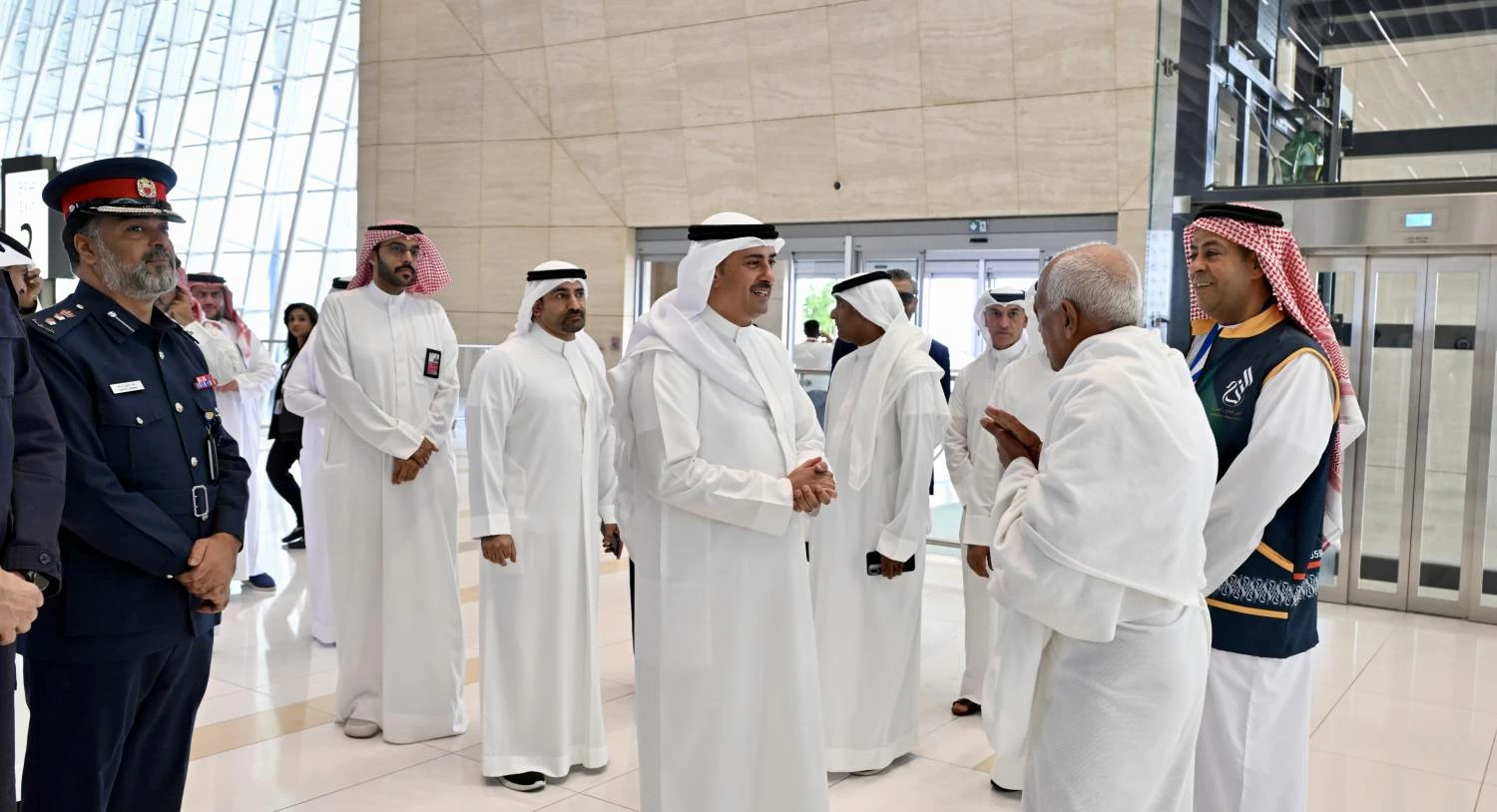 البحرين – وزير العدل يودع الفوج الأول من حجاج بيت الله الحرام بمطار البحرين الدولي البحرين – وزير العدل يودع الفوج الأول من حجاج بيت الله الحرام بمطار البحرين الدولي