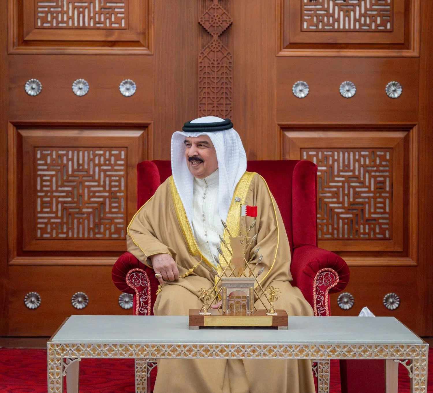 البحرين – الملك يستقبل وزير الشؤون الخارجية والتعاون الإفريقي والموريتانيين بالخارج