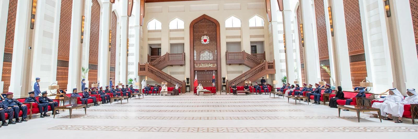 البحرين – وزير الداخلية يتفقد إجراءات واحتياجات أعضاء وفد الوزارة للحج