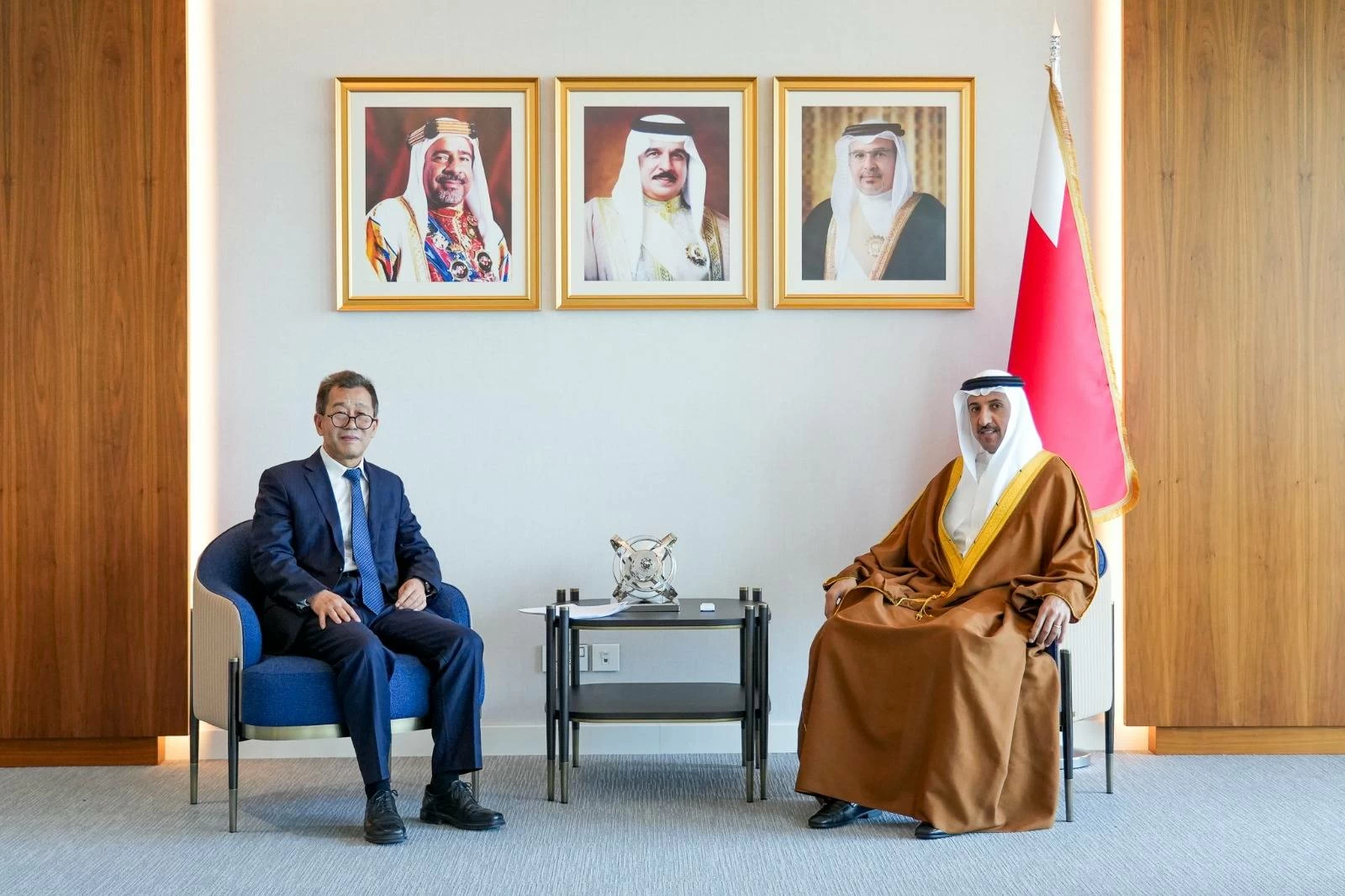البحرين – وزير المواصلات يستقبل سفير الصين لدى البحرين البحرين – وزير المواصلات يستقبل سفير الصين لدى البحرين