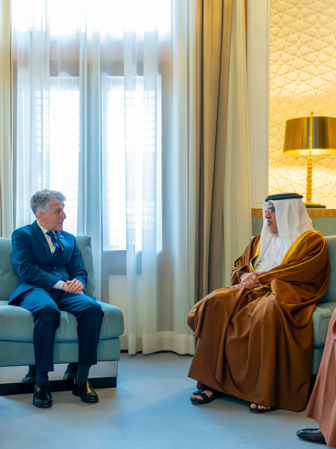 ولي العهد رئيس الوزراء يستقبل سفير المملكة المتحدة لدى البحرين 