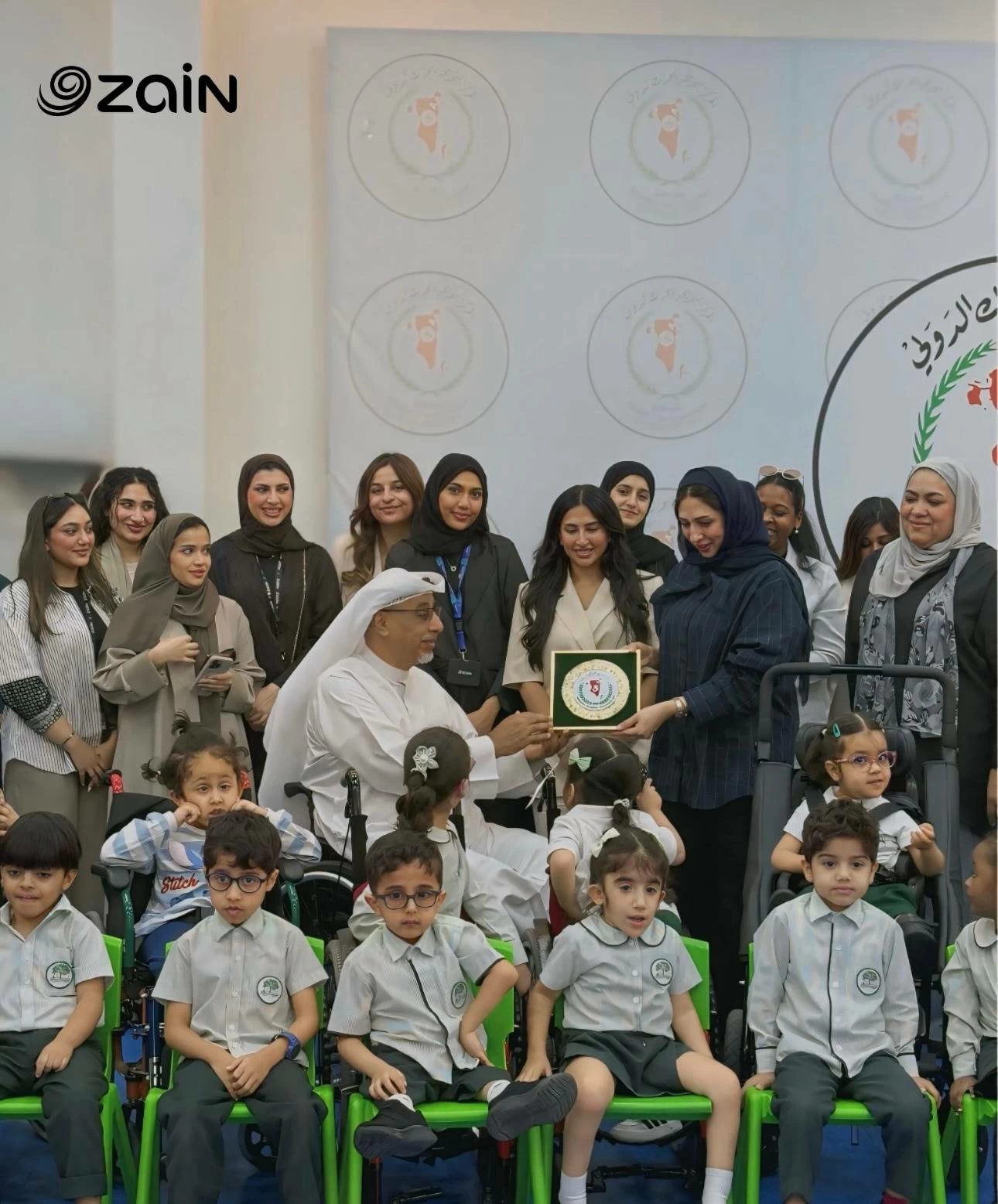 «زين البحرين» تنظّم زيارة إلى «البحرين الدولي للحركة» في مبادرة مجتمعية هادفة 