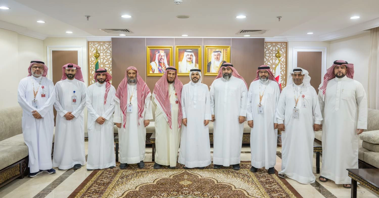 البحرين – سفير مملكة البحرين لدى المملكة العربية السعودية يزور وفد الحج البحريني لموسم حج 1447هـ