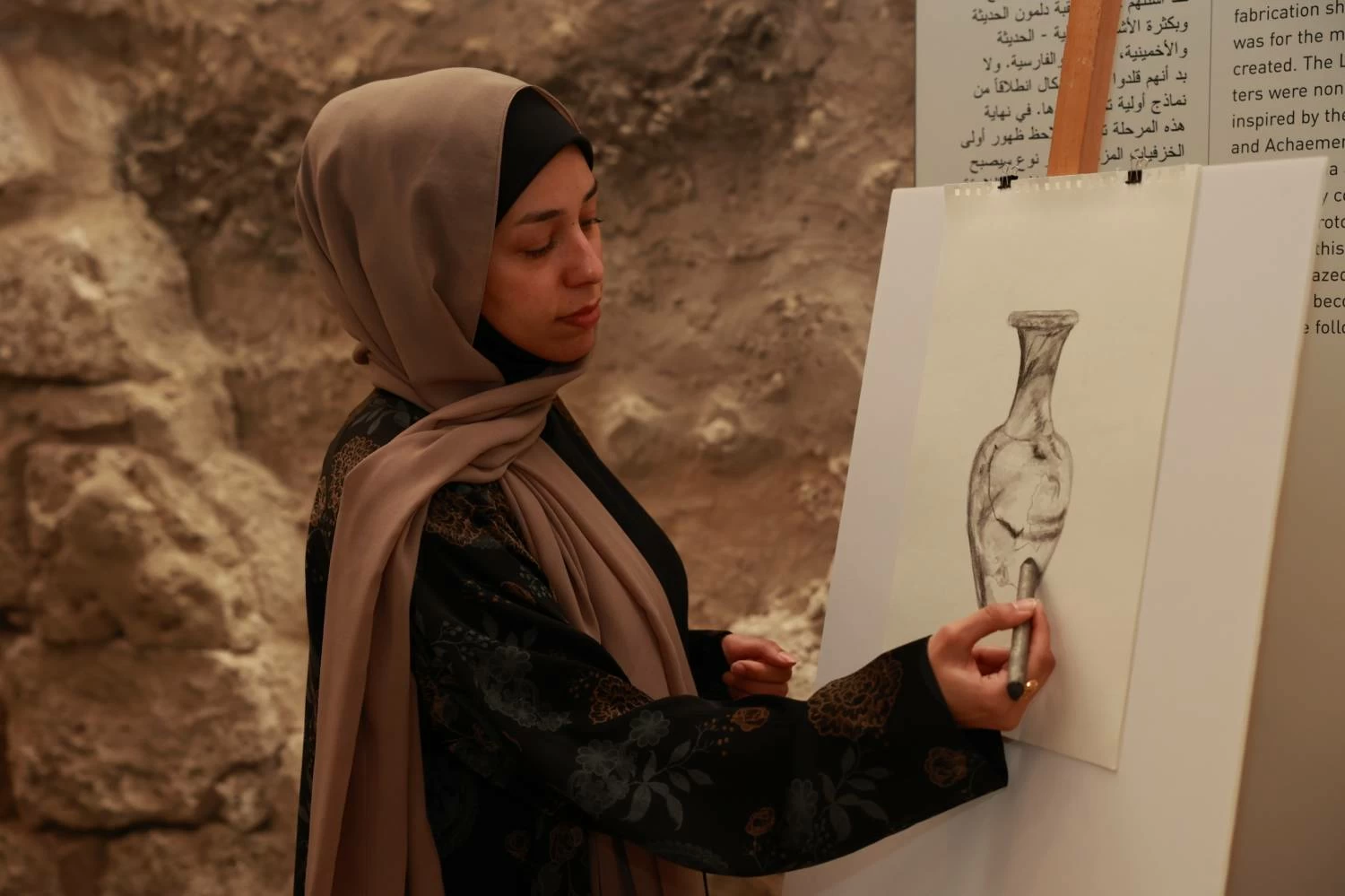 البحرين – جلسة فنية لرسم آثار البحرين في قلعة البحرين تزامنا مع اليوم العالمي للمتاحف