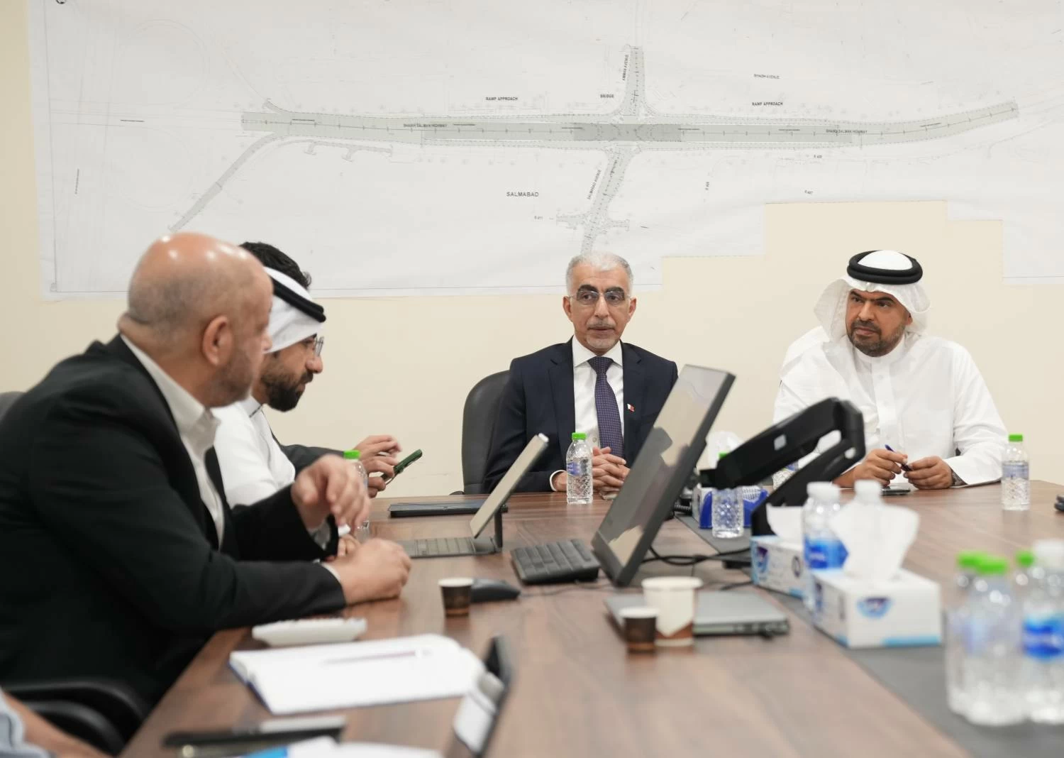 البحرين – وزير الأشغال يطلع على تطورات العمل في مشروع جسر تقاطع شمال مدينة عيسى البحرين – وزير الأشغال يطلع على تطورات العمل في مشروع جسر تقاطع شمال مدينة عيسى