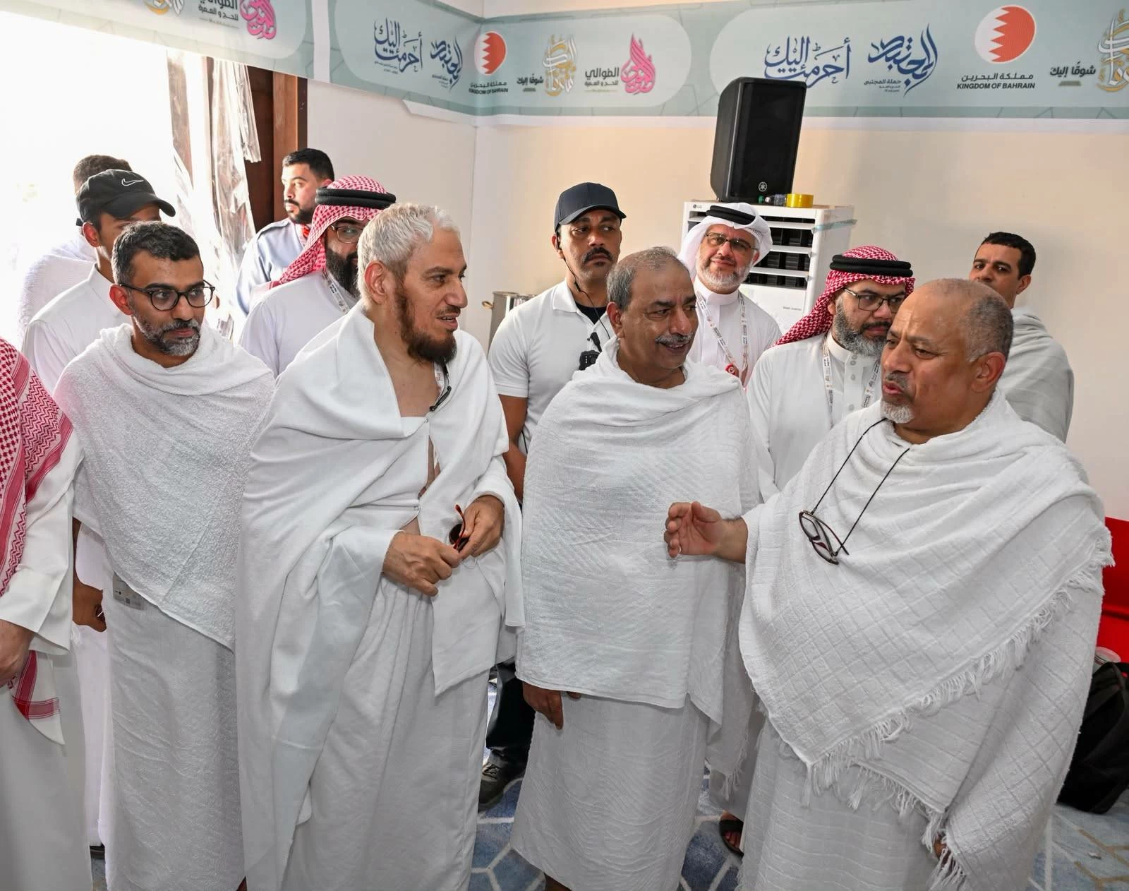 البحرين – الشيخ عدنان القطان يزور المستكشفين والحجاج البحرينيين