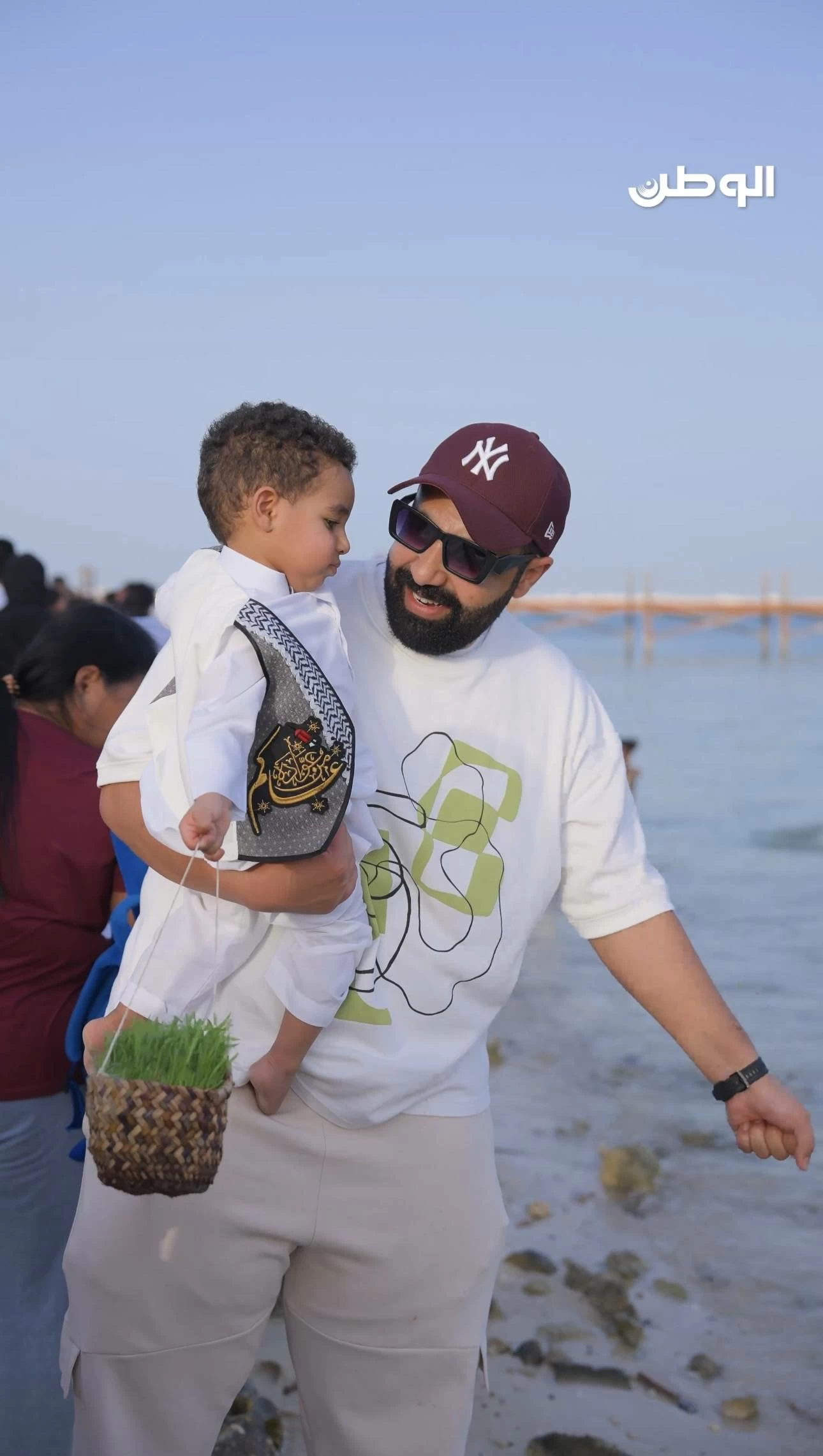 «الحية بية».. حين يعود الكبار أطفالاً على سواحل البحرين 