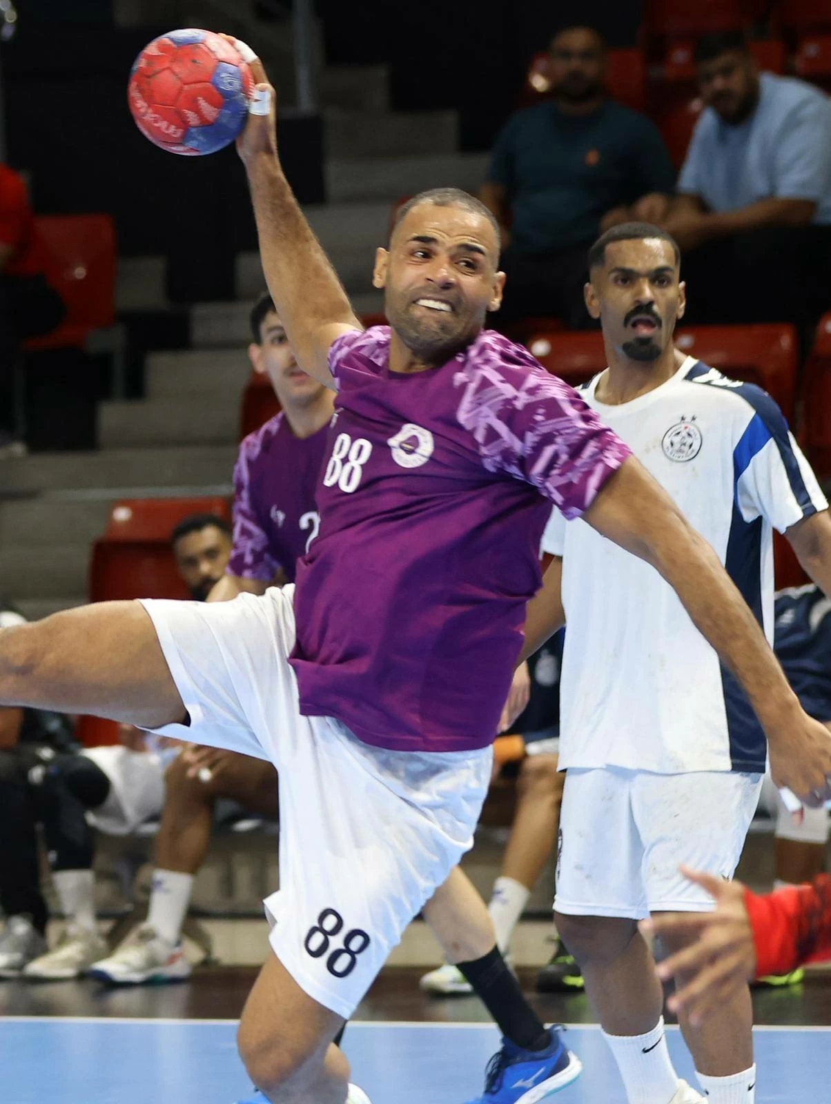 الأهلي وباربار يقتربان من بلوغ نهائي دوري خالد بن حمد لليد 