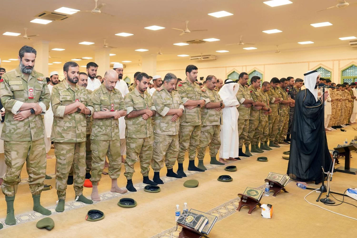 قادة الوحدات وضباط وأفراد الحرس الوطني يؤدون صلاة العيد في جامع معسكر الصخير 