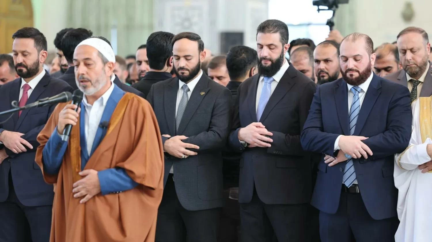 رئيس سوريا أحمد الشرع يؤدي صلاة الأضحى في حلب 