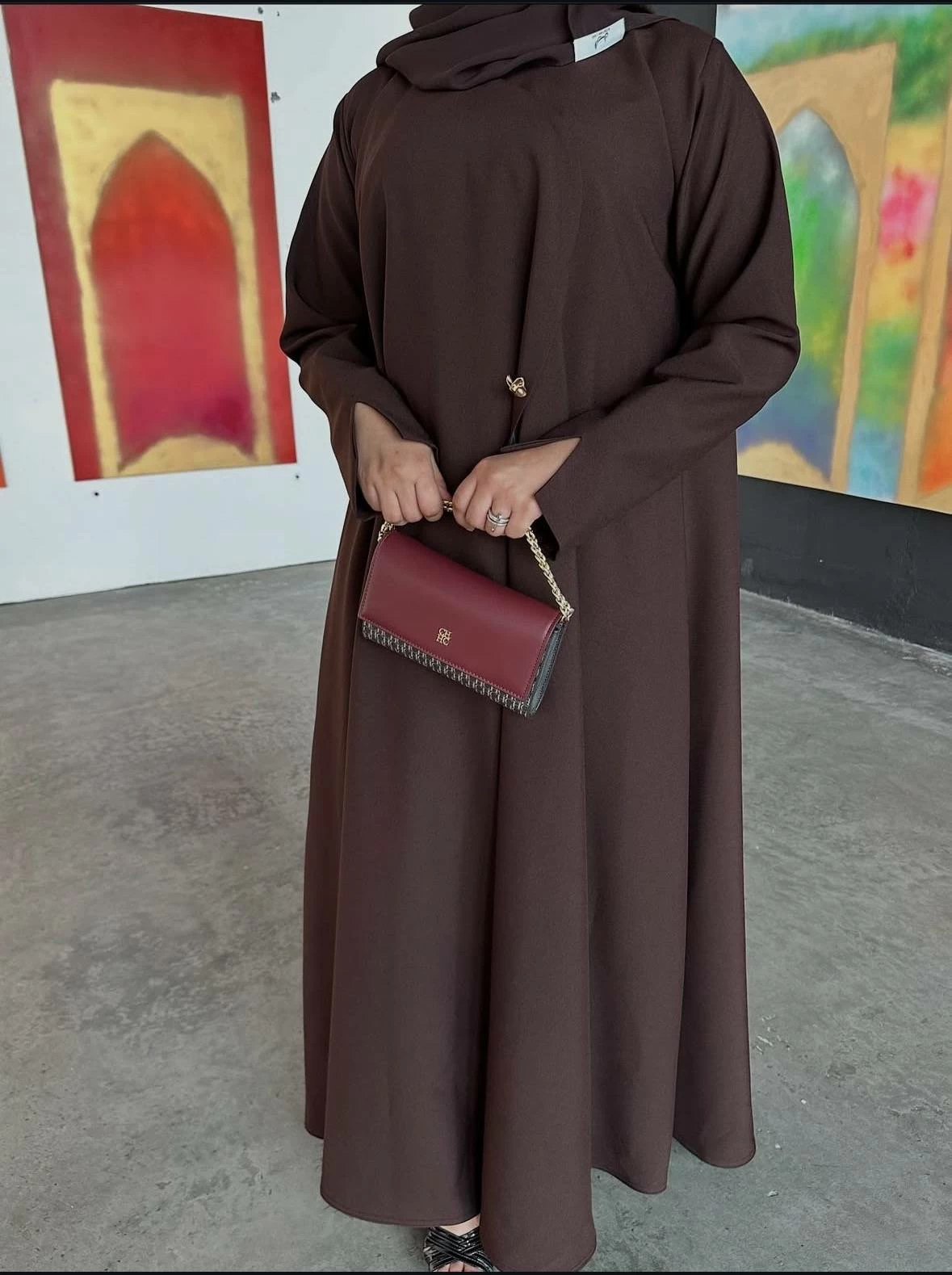 العبايات الملونة تتصدر موضة عيد الأضحى وإقبال على التفصيل والجاهز 