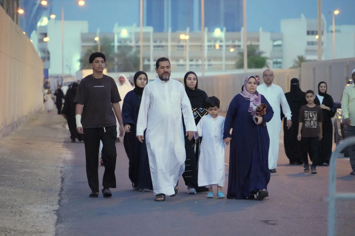 جموع المصلين يُؤدّون صلاة عيد الأضحى المبارك في مختلف جوامع البحرين 